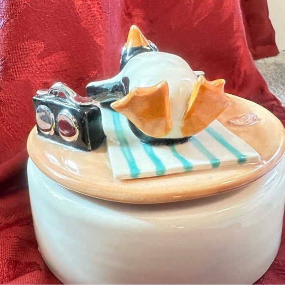 Unique Item - Penguin Sunbathing On The Beach Music Box “You Are My Sunshine” - Picture 5 of 11